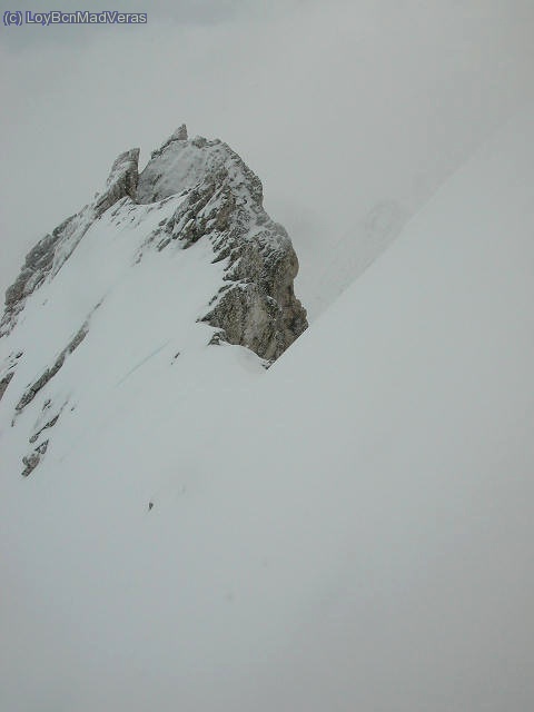 En la zona intermedia de la via. Punto en el que salimos de la parte mÃ¡s "corredor" a este colladito y empiezan las palas que bordean la cresta hacia la cima. Con imaginacion se puede intuir el Gra de Fajol petit entre la niebla y