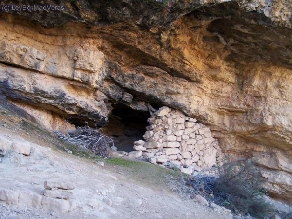 Una de las muchas `Baumes-refugio&acute; que podemos encontrar por el Montsant