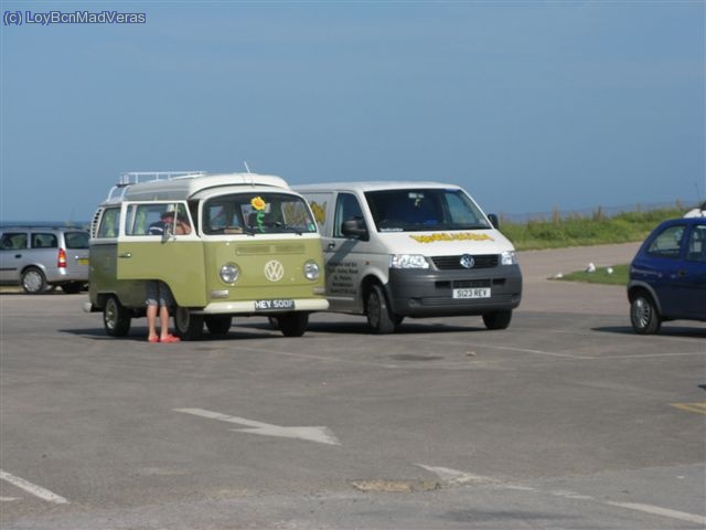 Pasado y presente de VW :) Una T2 y una T5 :)