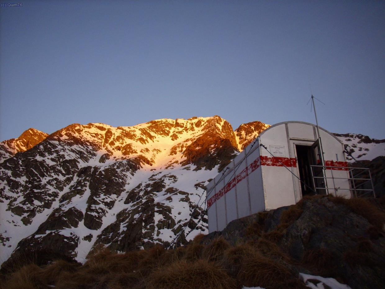 Els primer raigs escalfen el Mont Roig