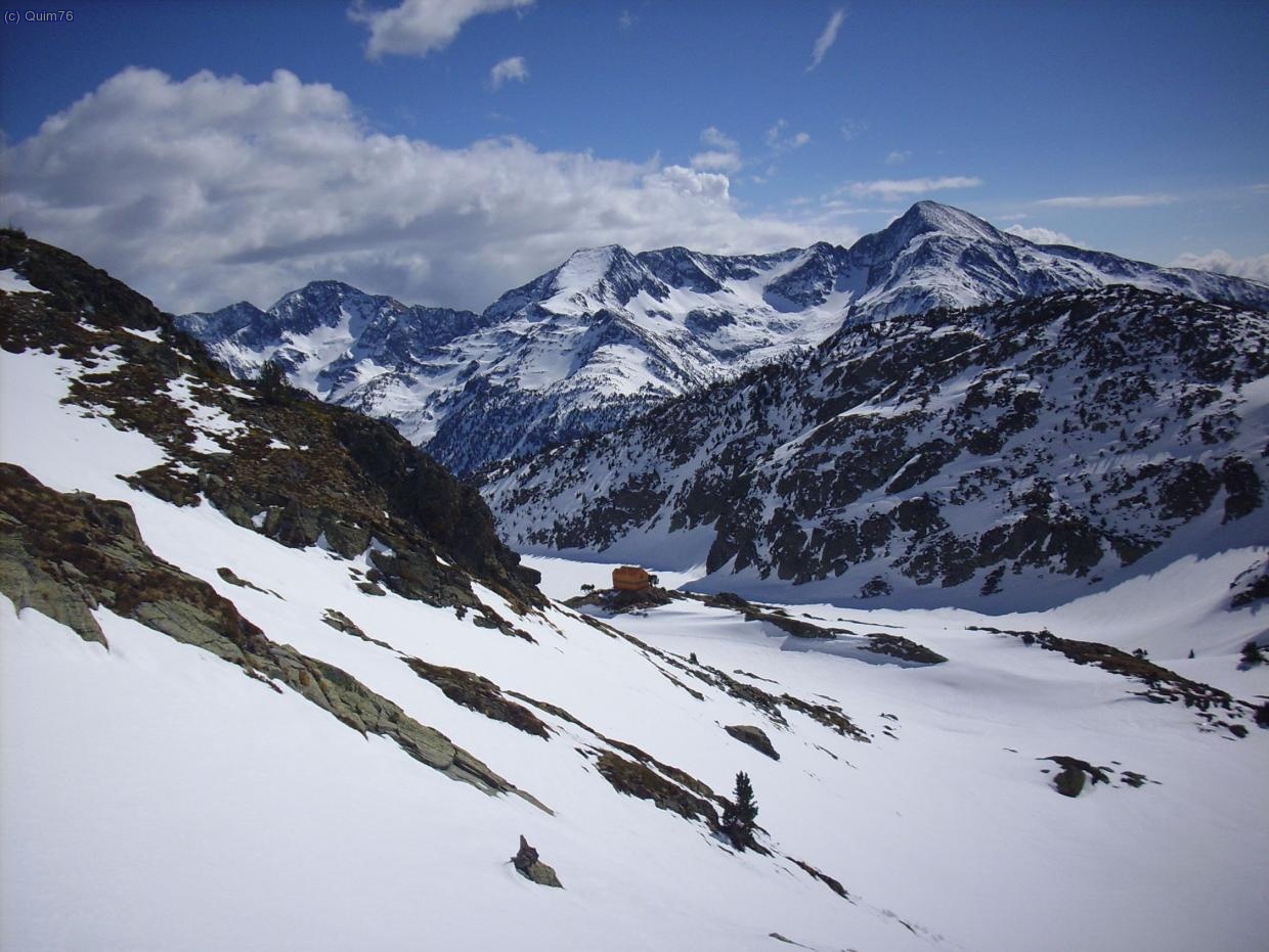 Refugi de Baborte amb el seu llac gla&ccedil;at