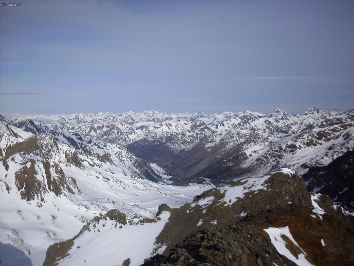 La travessa vista des del cim del Comapedrosa. Es veuen entre d
