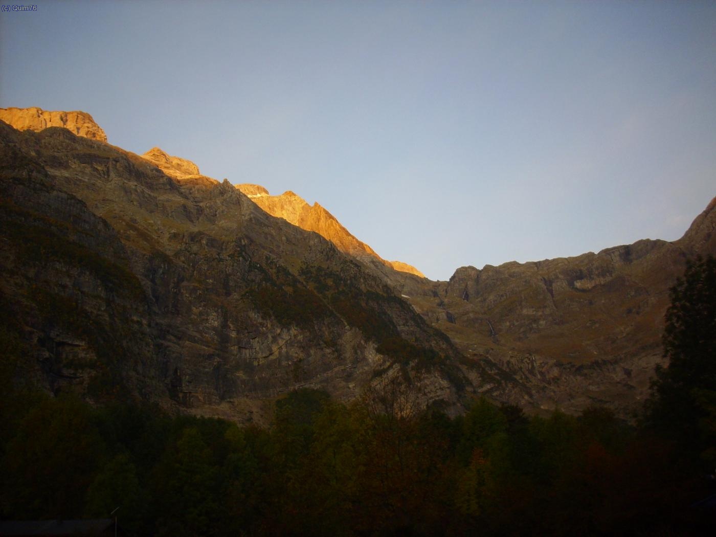 Les primeres llums i&middot;luminen el Mont Perdut