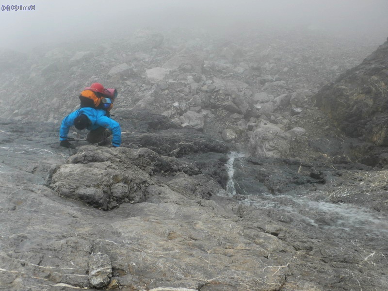 Grimpant per accedir al coll del Cilindre