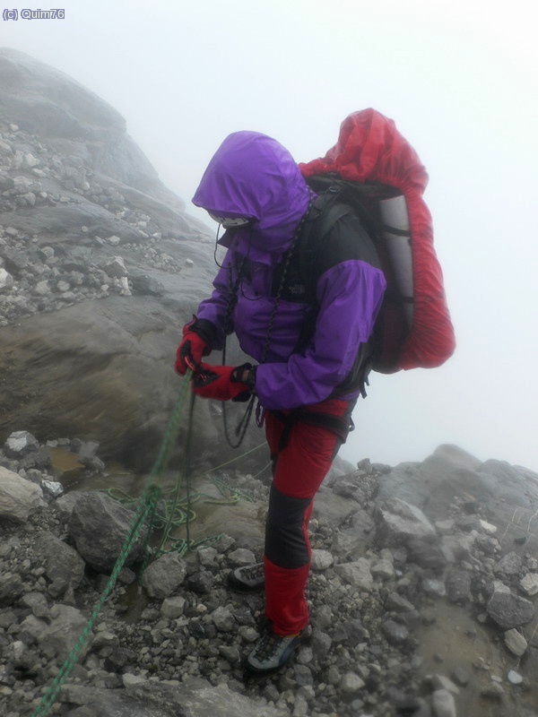 Buscant la via de sortida, rapelant sota una intensa pluja i pedregada