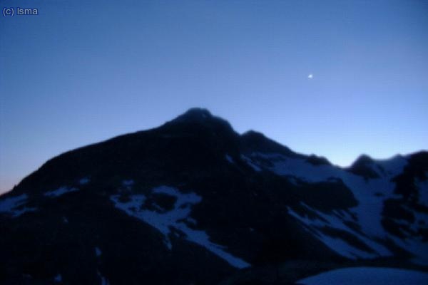 La foto no sale tan bonita como la vista real. A la luna se le ve el ombligo.