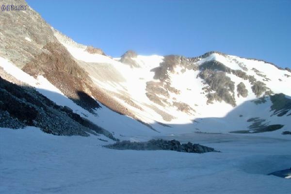 En la salida del Ibón hay un buen vivac.La subida al collado evidente.