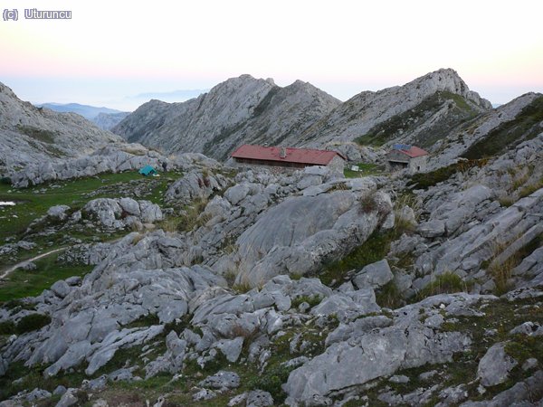 Amaneciendo sobre le refugio de Vegarredonda; como hemos salido del parking, para entonces ya llevamos una hora de paseo