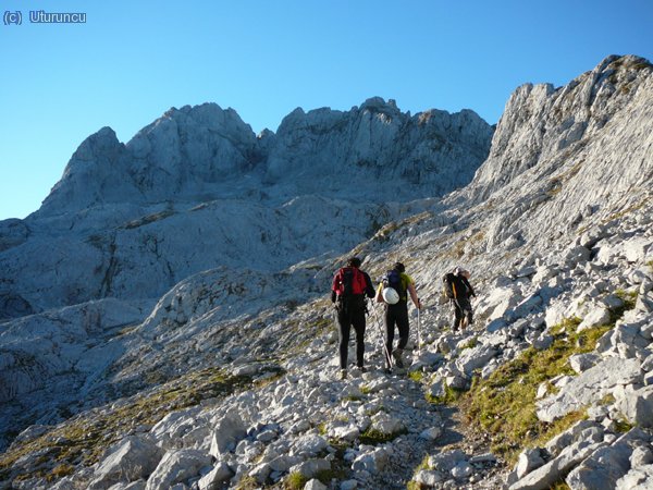 Aproximaci&oacute;n, m&aacute;s o menos bajo la Torre de Santa Mar&iacute;a
