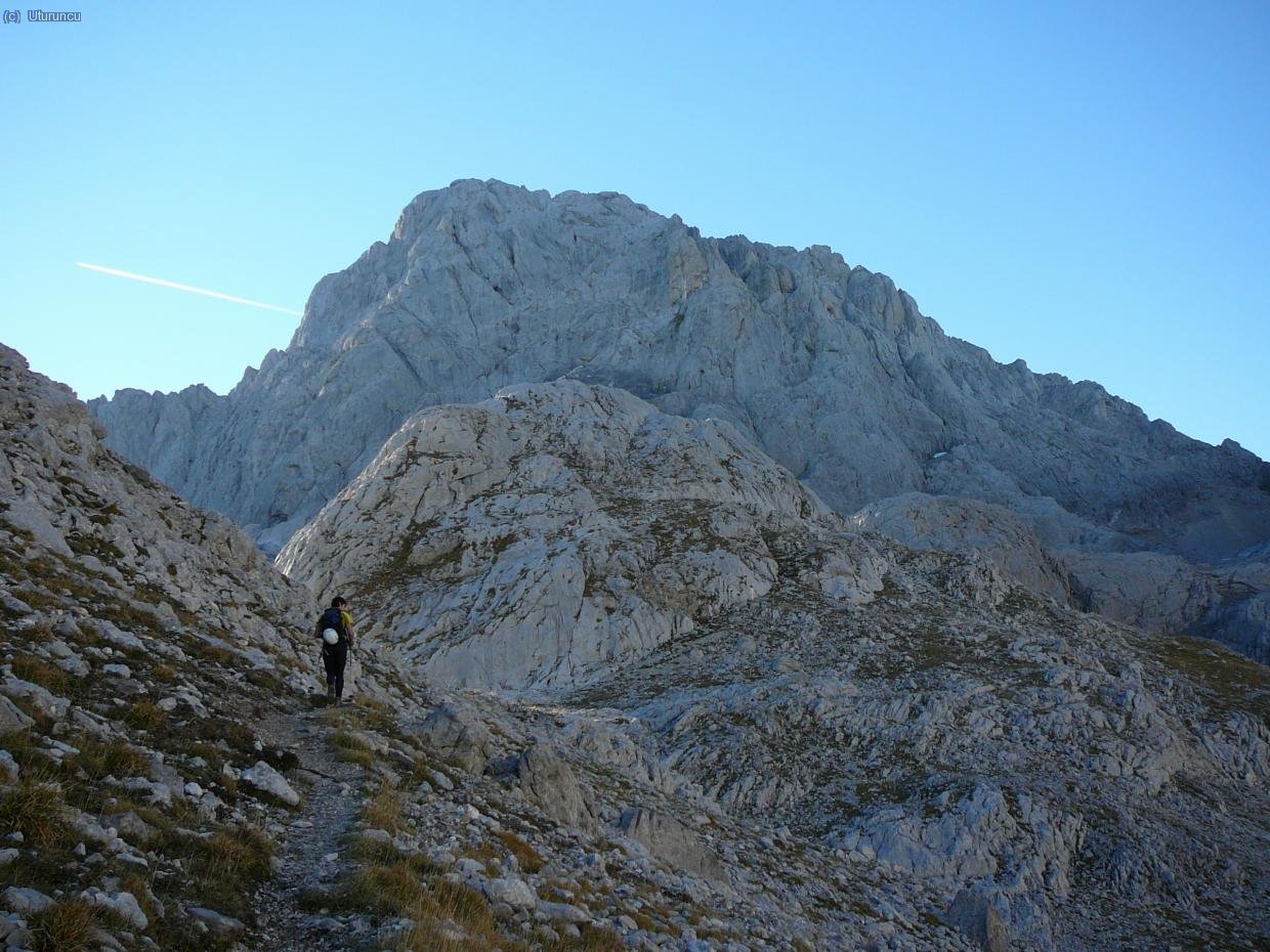 Primera vista completa de la Pe&ntilde;a Santa, por su cara norte. Debajo, el Jou Santo