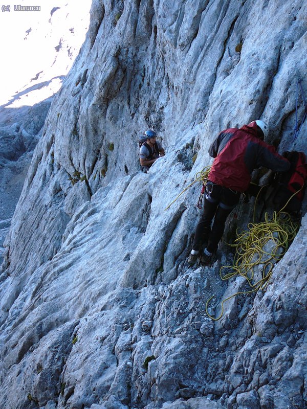 Mapicas y Jose montando cuerda en el primer resalte