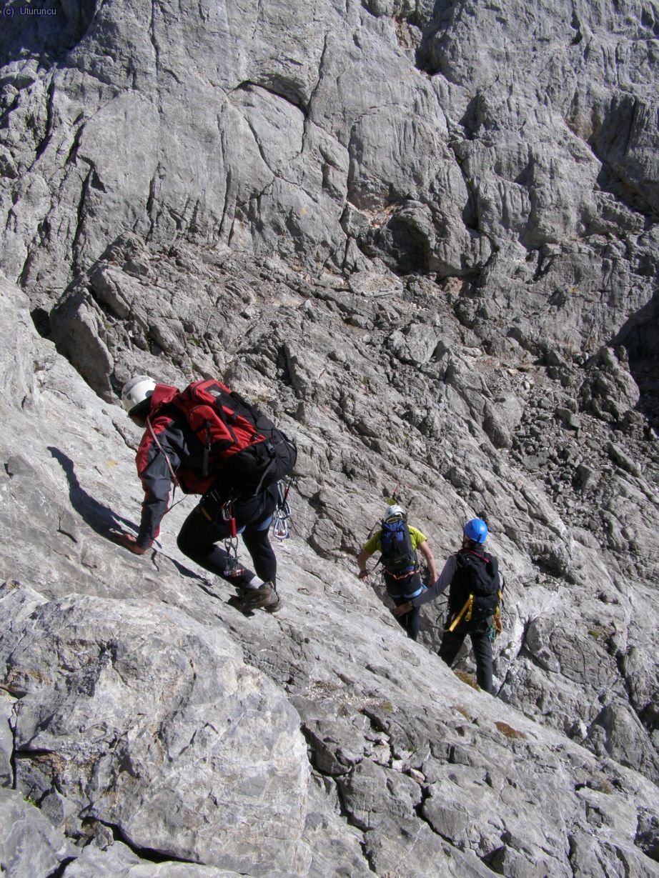 Ligero destrepe cuando se atraviesa a la vertiente sur (foto: Jose)