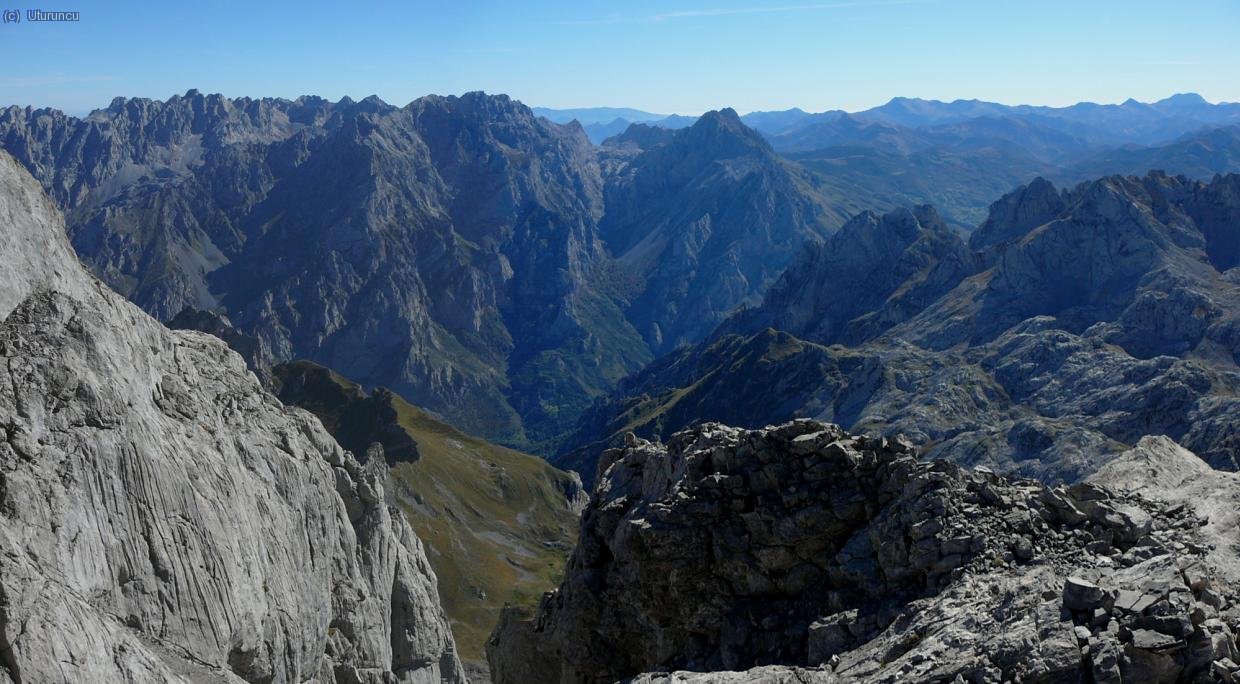 Panorama desde Pe&ntilde;a Santa: Macizo Central de Picos y Cordillera Cant&aacute;brica.