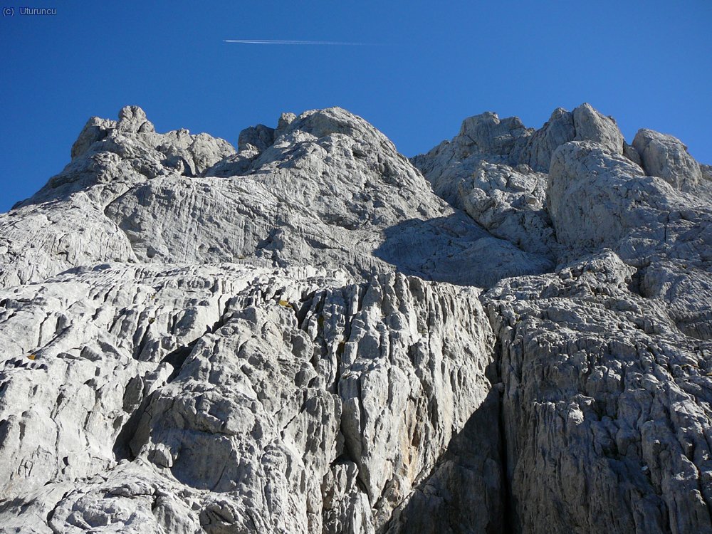 Vista de atardecer de l av&iacute;a de la Canal estrecha: discurre por el centro-derecha de la foto, en zona de sombra.