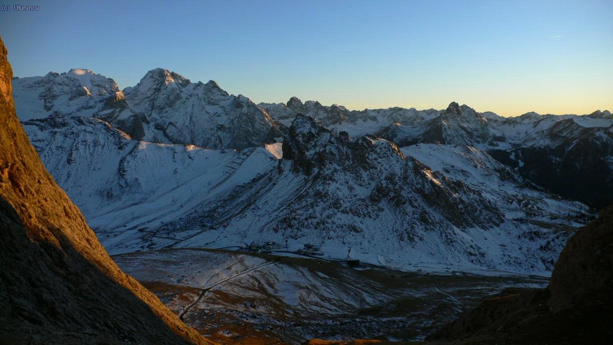 Marmolada (3343m, extremo izquierda) y Gran Vernel (3210m, siguiente a la derecha de Marmolada) desde Forcella Pordoi (2800m)
