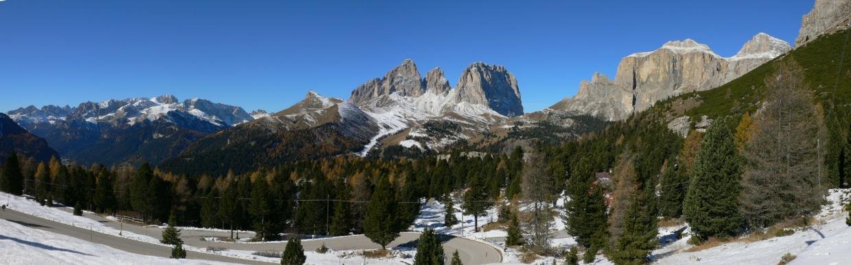 Catenaccio (fondo izda), Sassolungo y Gruppo Sella desde el Passo Pordoi