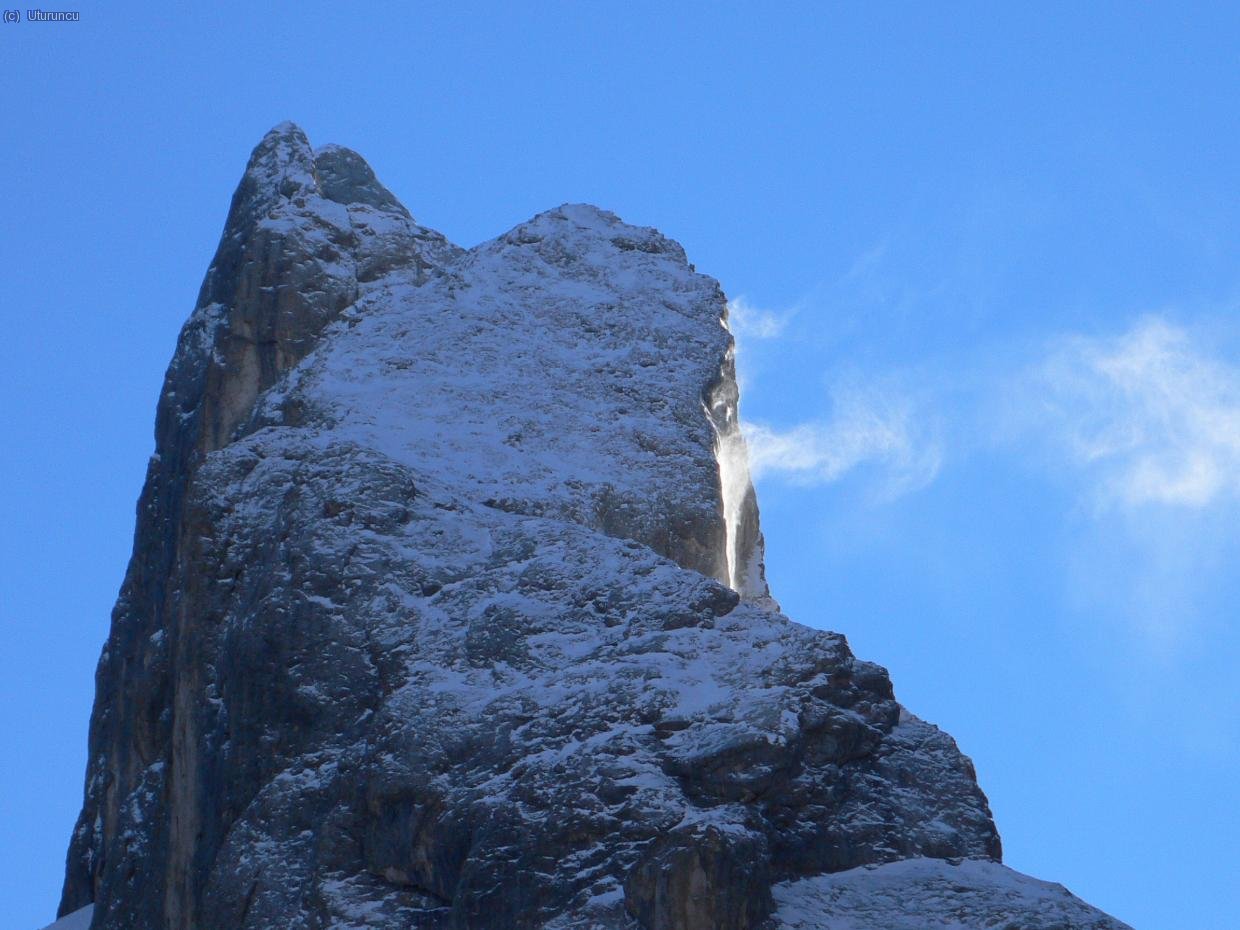 Una de las crestas norte de la Marmolada, desde el Passo Fedaia... hab&iacute;a poca nieve, pero se ca&iacute;a.....