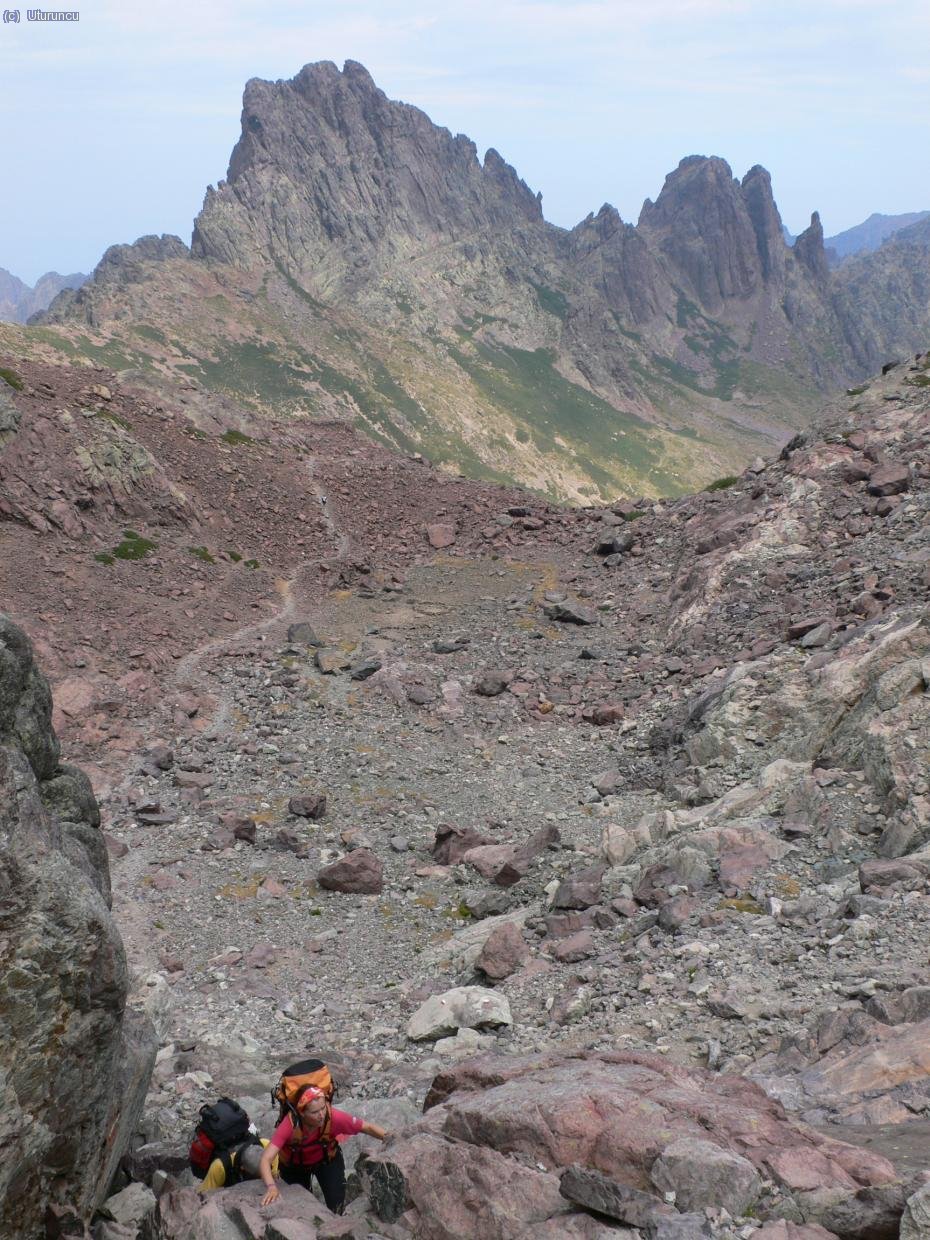 Alcanzando el Collado de Bocca Tumasginesca (2185m), collado que limita por el norte el Circo de la Solitude, la zona m&aacute;s quebrada y vertiginosa del GR20