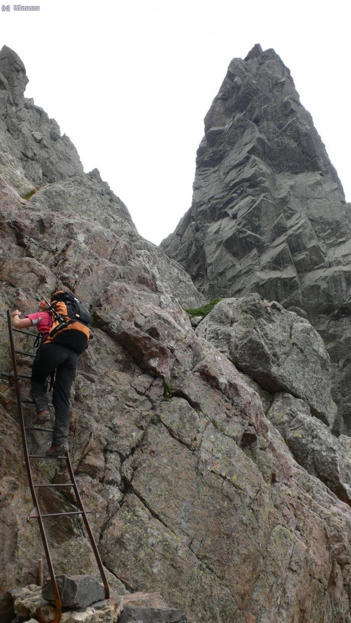Remontando el circo de la Soledad, el GR20 dispone de algunos tramos equipados con cadenas, cuerdas y una escalera.