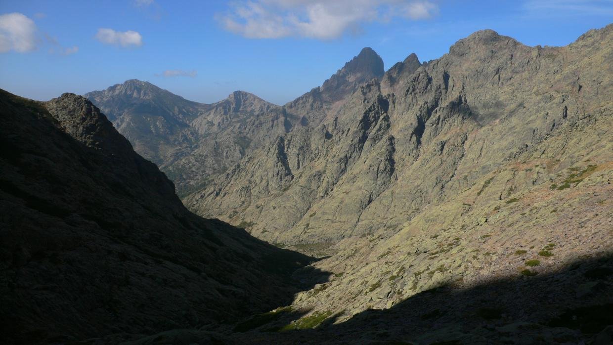 Abandonamos el GR20 para ascender hacia el Monte Cinto.... desde el refugio Tighjettu