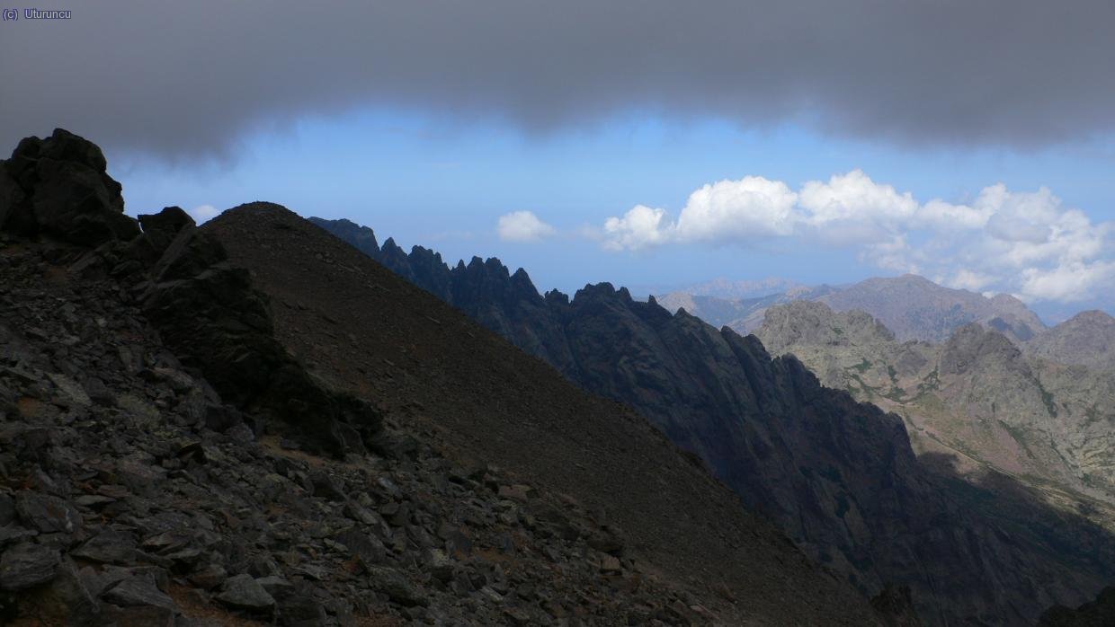 Punta Minutta (2556m), y cresta del circo de la Solitude desde el este