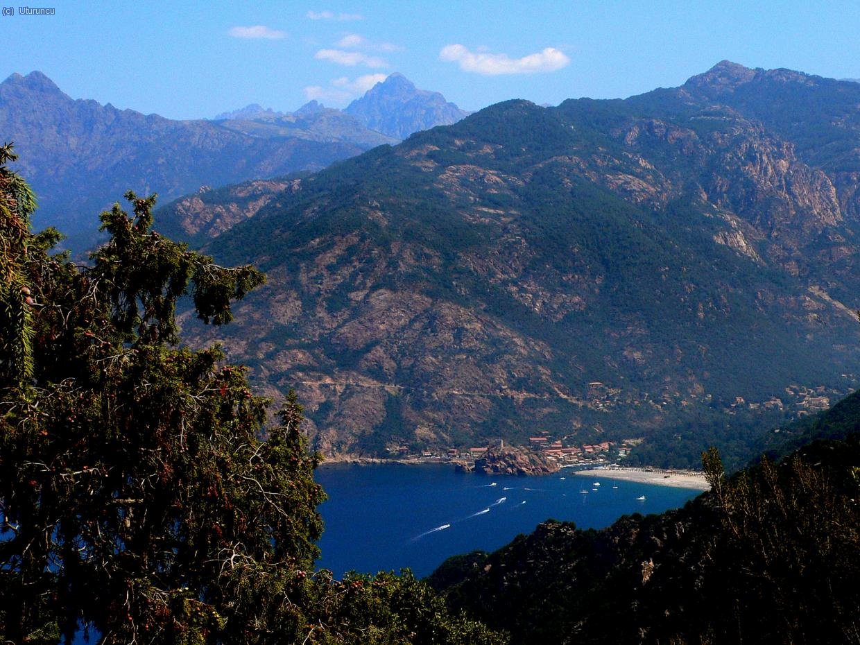 Mar y Monta&ntilde;a: al fondo el Paglia Orba desde los acantilados de Calanques y rada de Porto.