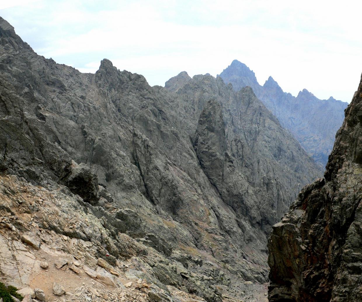 Cirque de la Solitude (Circo de la Soledad) desde Bocca Tumasginesca (2185m). A partir de aqu&iacute; es obligado realizar un descuelgue delicado de casi 200m de desnivel para volver a remontar al collado Bocca Minuta (2220m),el cual se aprecia en la izqu