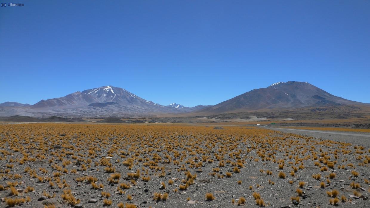 Primera vista del objetivo: volc&aacute;n San Francisco (6018m, dcha) y volc&aacute;n Incahuasi a la izquierda desde Las Grutas (4000m)