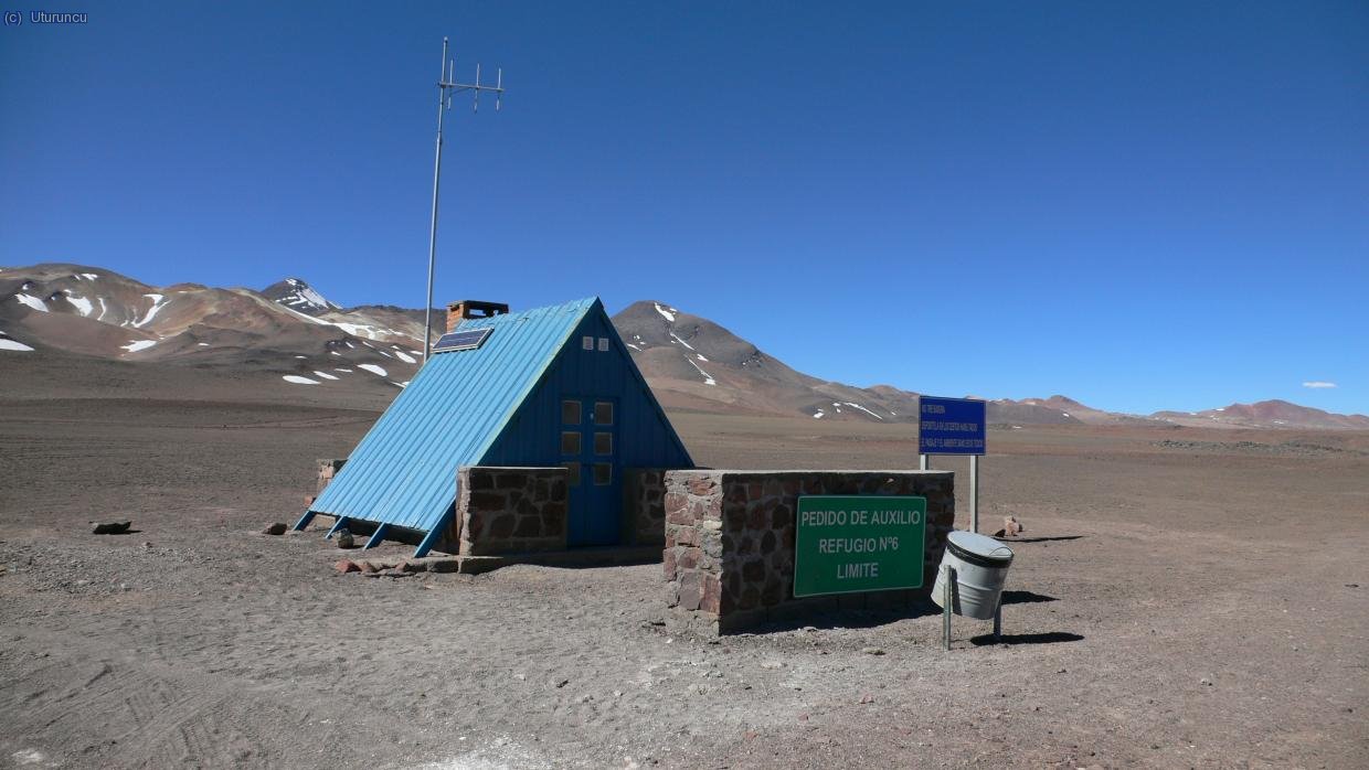 Refugio n&ordm; 6 &oacute; del L&iacute;mite: situado en el Paso de San Francisco, a 4726m; permite aclimatar a pie de pico, subiendo en coche. Tiene 6-8 plazas y equipo de radio de emergencia