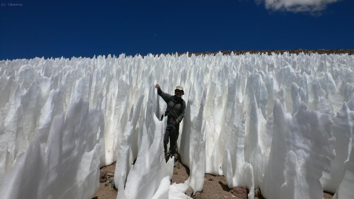 Penitentes de casi 3 metros de alto a unos 5000m, en la divisoria