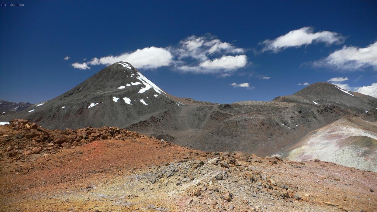 Dos Conos oeste (5798m, izda.) y este (5824m, dcha) desde una  cima secundaria a 5500m