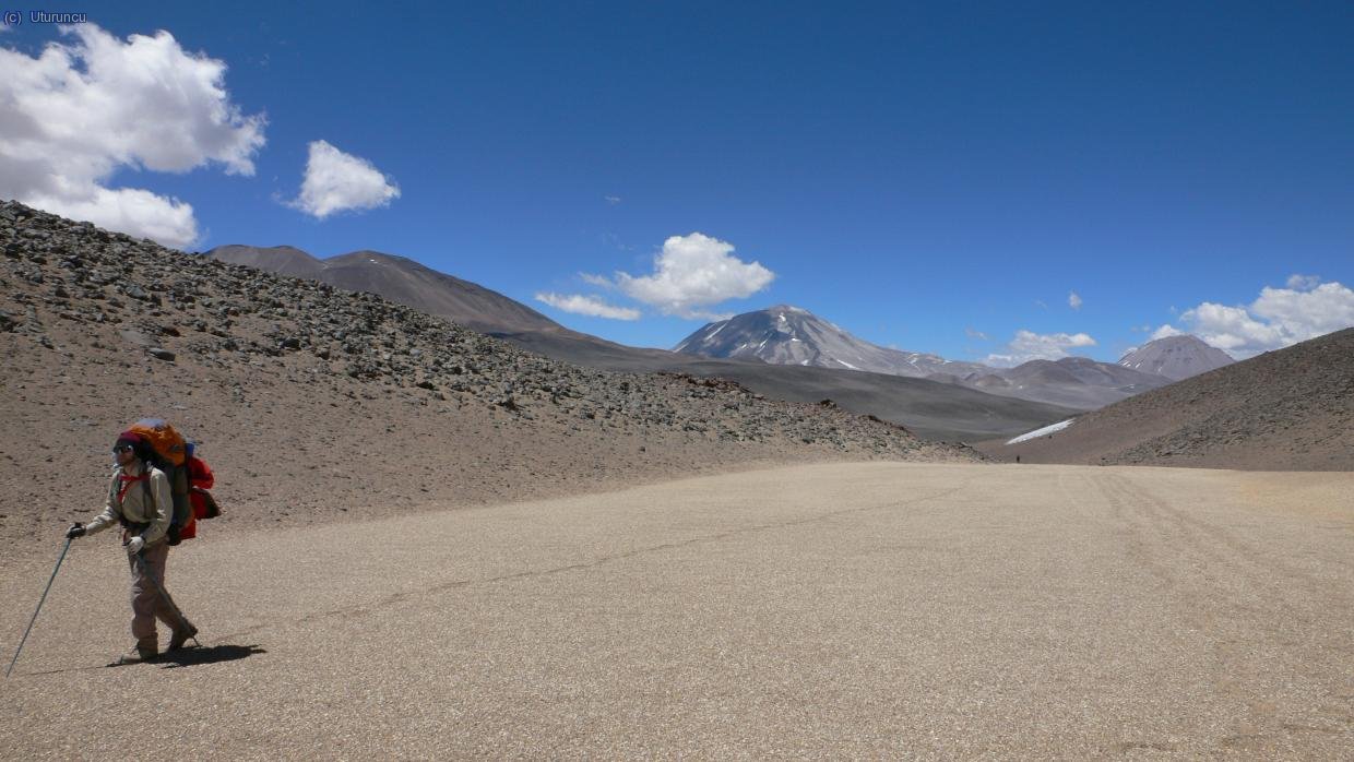 Nicolai, de Montreal, en las terreras de piedra p&oacute;mez y ceniza que conducen a Dos Conos