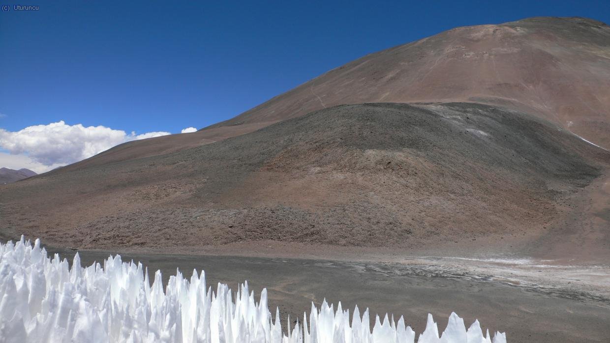 Aclimataci&oacute;n en el mismo pico: d&iacute;a de A&ntilde;o Nuevo a 5200m, el sendero de subida se aprecia en el centro de la foto.