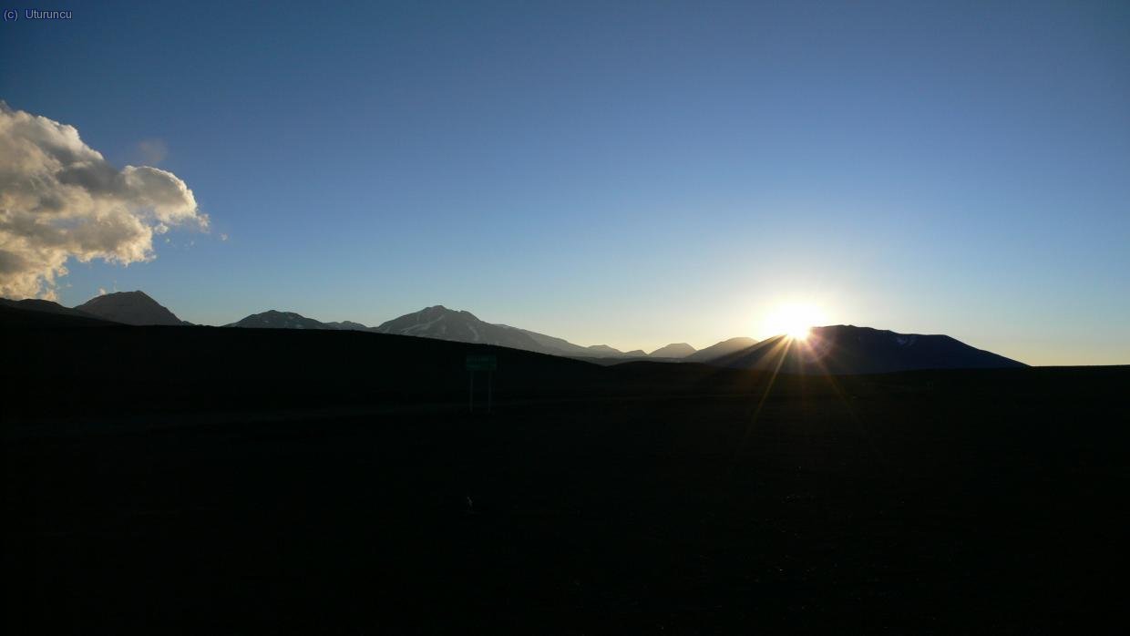 El sol se esconde detr&aacute;s del pico Mulas Muertas (Chile, 5895m)