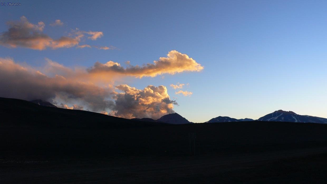 Incendiario atardecer con El Fraile y El Muerto (sic)