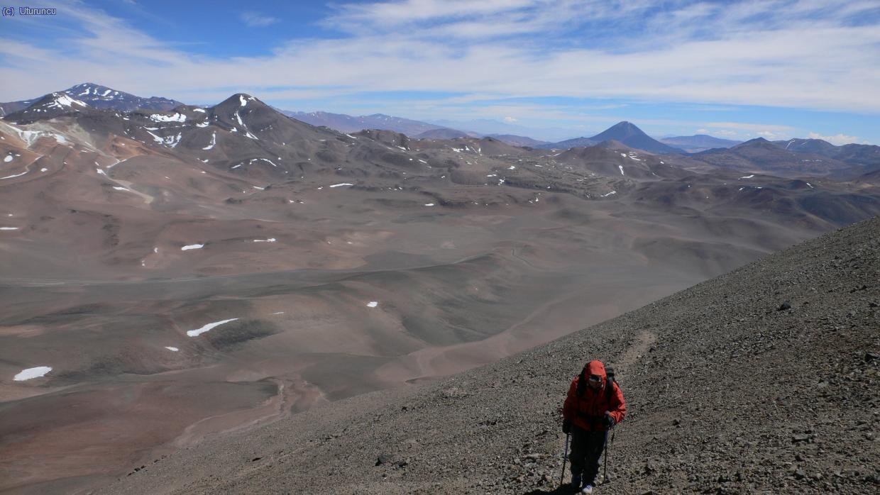 Vira por el lado argentino: se ven detr&aacute;s El C&oacute;ndor (6400m), Dos Conos y en oscuro al fondo, el Cerro Peinado (5600m), reciente volcan de lavas negras y de ascensi&oacute;n infame