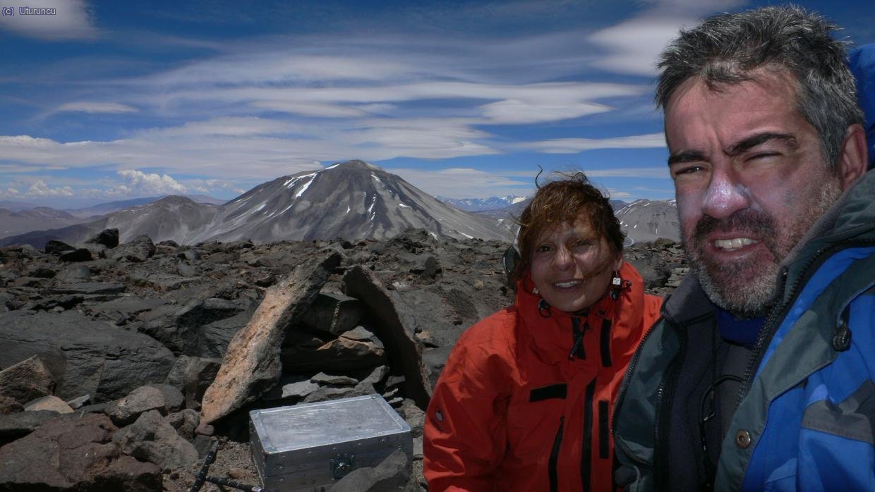 Los primeros del a&ntilde;o en la cumbre (que llevaba 20 d&iacute;as sin ascenderse): con &Uacute;rsula D&iacute;az, de Catamarca. Tambi&eacute;n se ve la caja con el libro de cumbre y todo. Detr&aacute;s, el Incahuasi