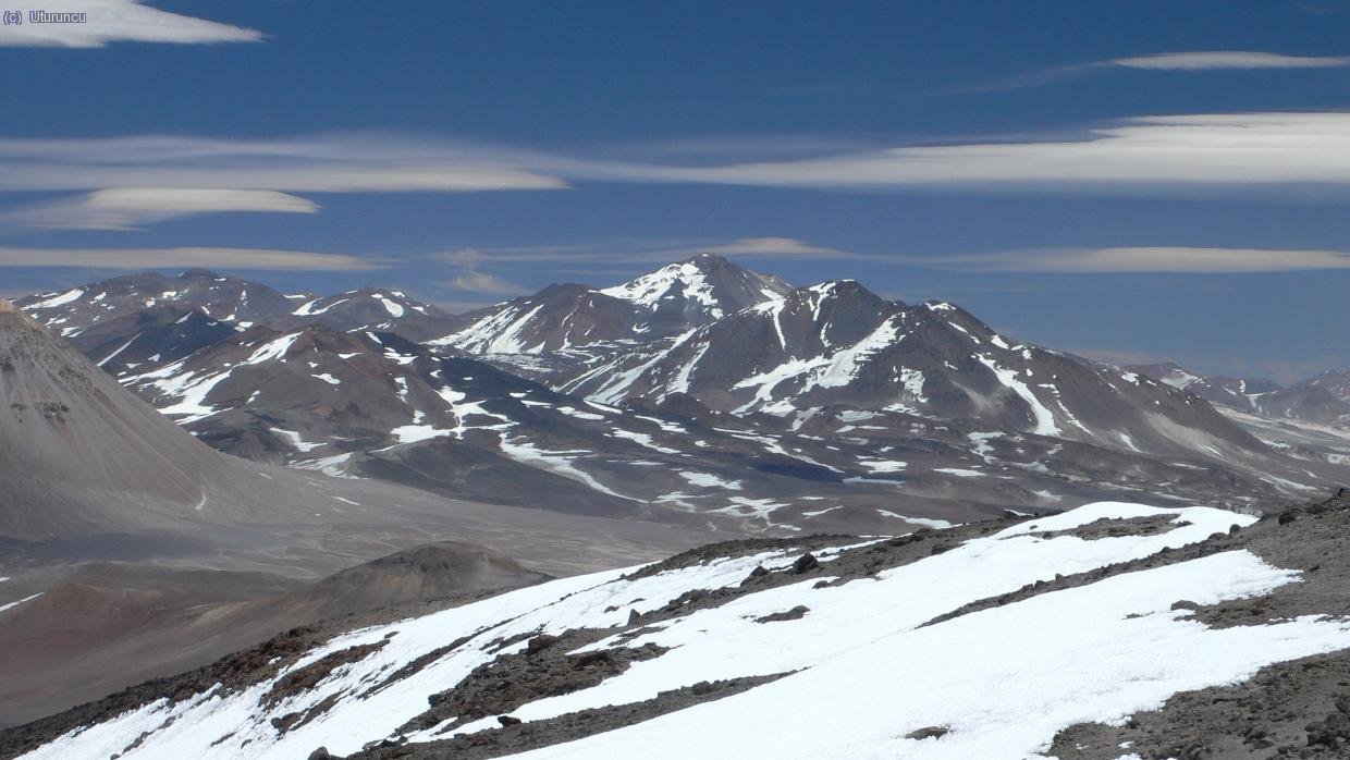 Qu&eacute; se ve desde all&iacute; arriba: Cerros Cazadero (&oacute; Walter Penck, 6650m), Ojos del Salado (6890m) y El Muerto (6488m)