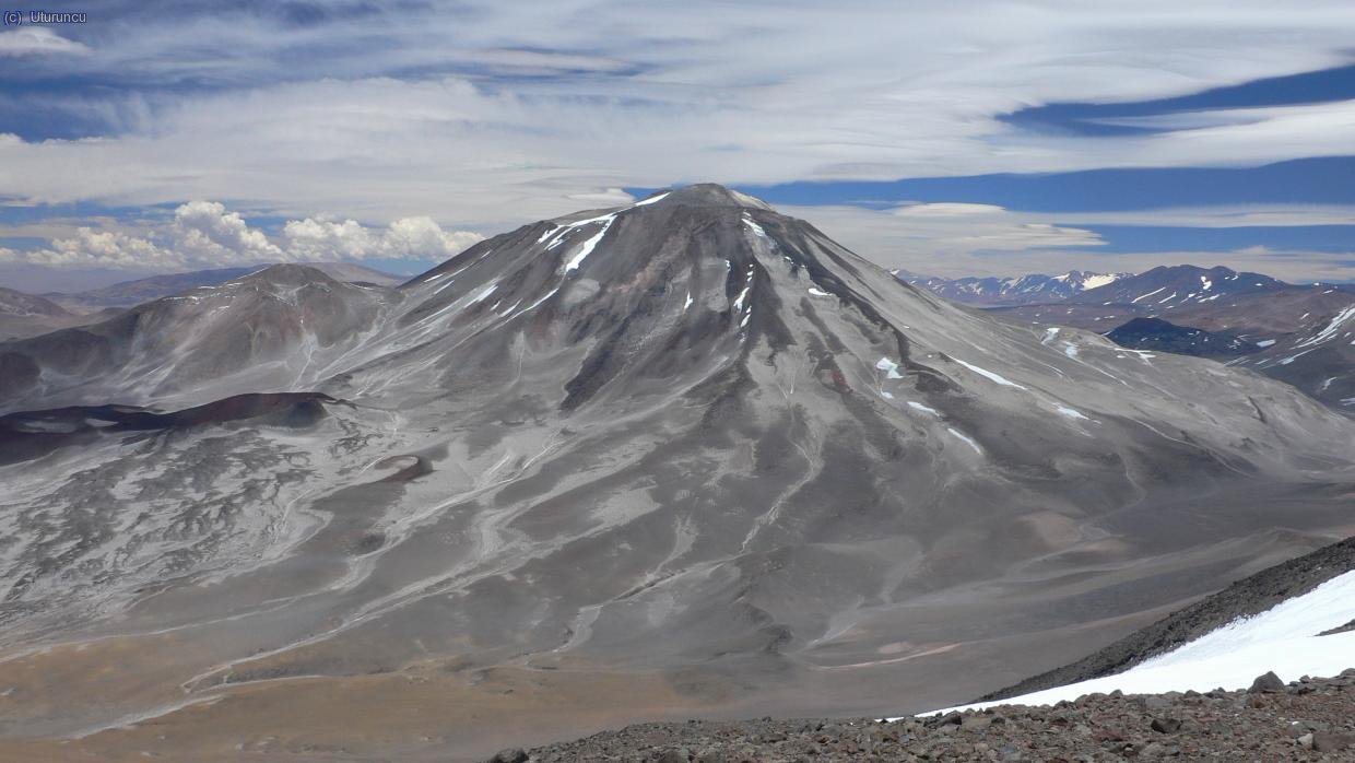 Qu&eacute; se ve desde all&iacute;a arriba:  el enorme edificio listado del Incahuasi (6621m)