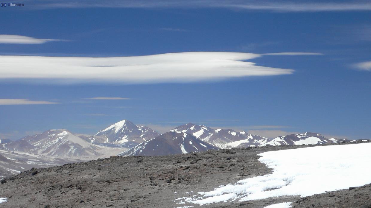 Qu&eacute; se ve desde all&iacute; arriba: Cerro Plateado, Cerro Solo (6205, con glaciar), Cerro Vicu&ntilde;as (6050m de tono oscuro), Tres Cruces central (6700m) y Barrancas Blancas (6115m)