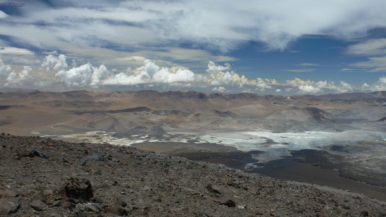 Qu&eacute; se ve desde all&iacute; arriba: Salar de Las Grutas en el lado argentino