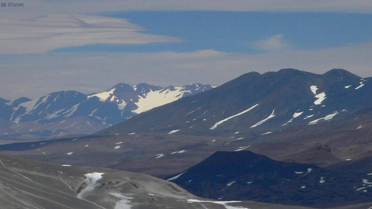 Qu&eacute; se ve desde all&iacute; arriba: escondido en la lejan&iacute;a con su t&iacute;pico glaciar norte, el Pissis (6790m)