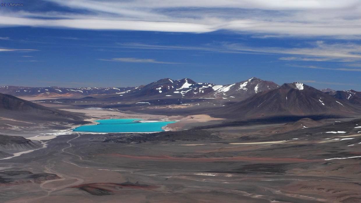 Qu&eacute; se ve desde all&iacute; arriba: Laguna Verde (Chile) con Pe&ntilde;as Blancas (cima doble, 6017m) y El Ermita&ntilde;o (6150m, dcha)