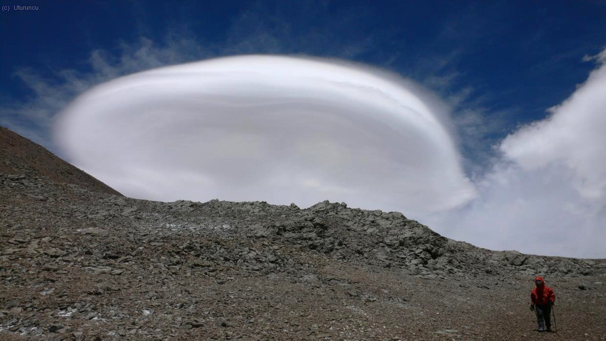Nube lenticular de viento sobre la cima, presagio de mal tiempo (que se cumpli&oacute;)