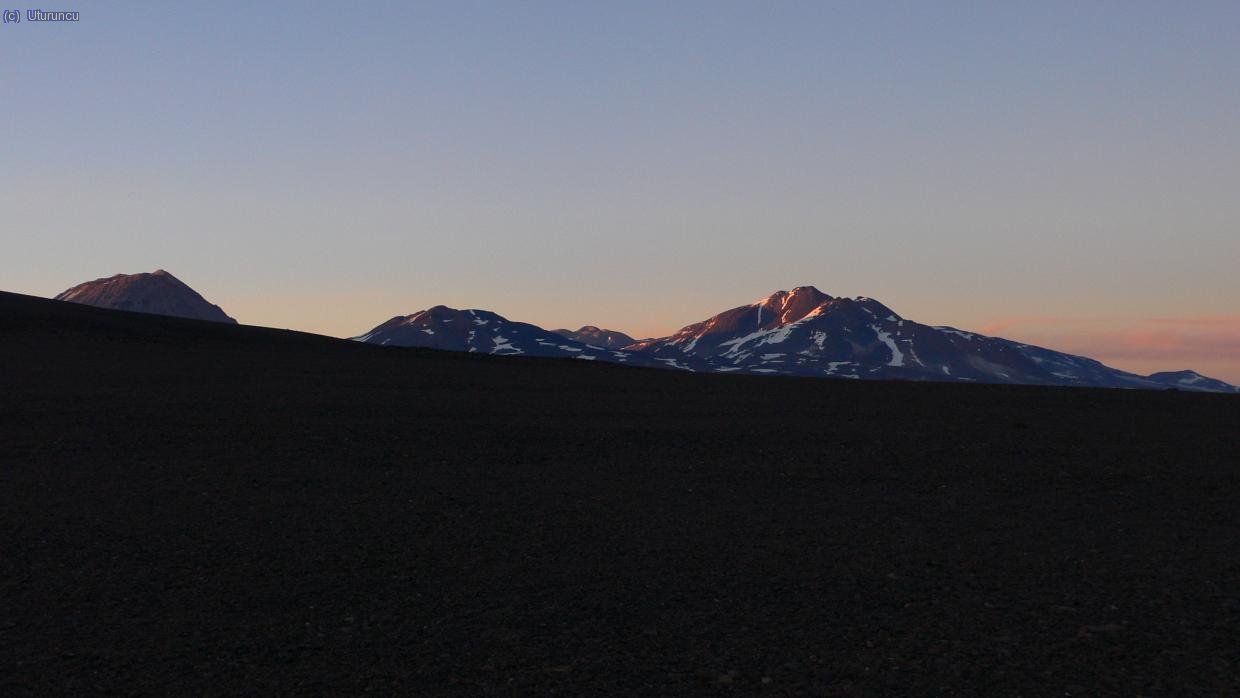 Atardecer con El Fraile (izda, montonera de piedrap&oacute;mez) y el volc&aacute;n El Muerto (dcha)