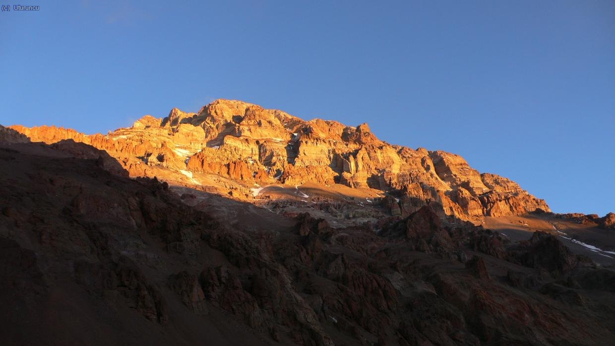 Cima de Aconcagua, cara oeste, al atardecer, desde Plaza de Mulas