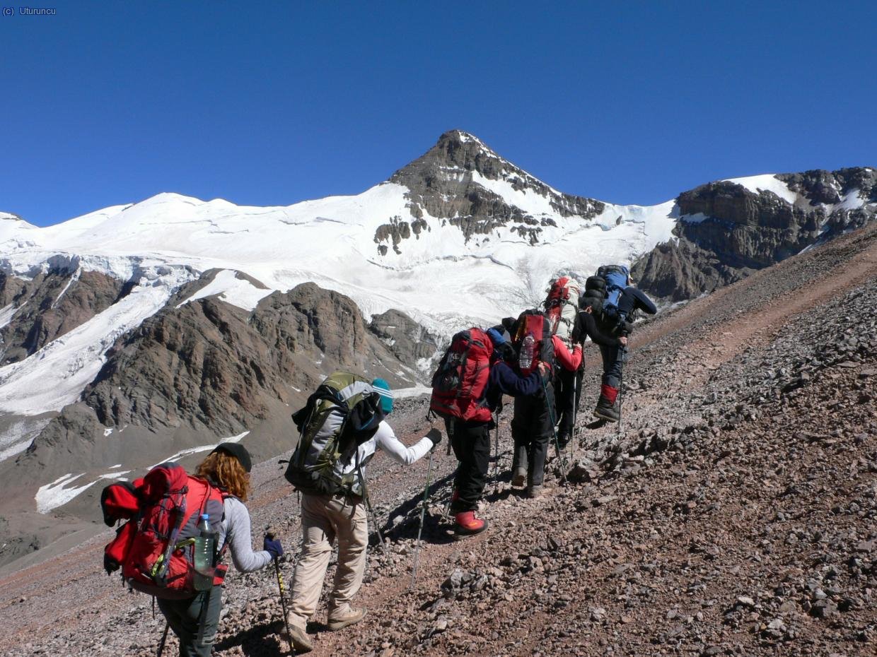 Ascendiendo hacia las rocas Conway. Detr&aacute;s el Cerro Cuerno