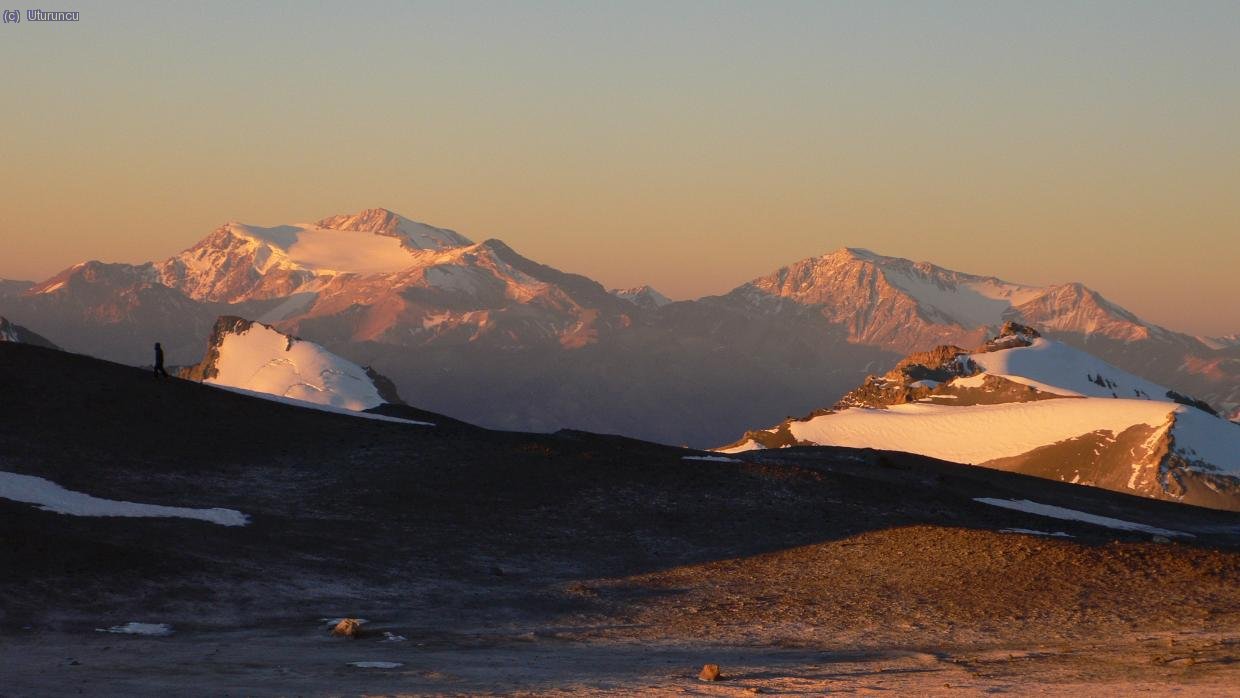Cerro Mercedario (6700m, izda) y Cerro Ramada (dcha)