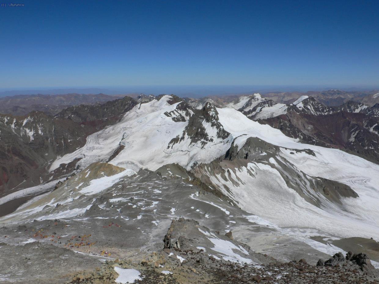 Cerro Cuerno desde el camino que conduce al Campo 2. Debajo se aprecia el Campo 1, Nido de C&oacute;ndores