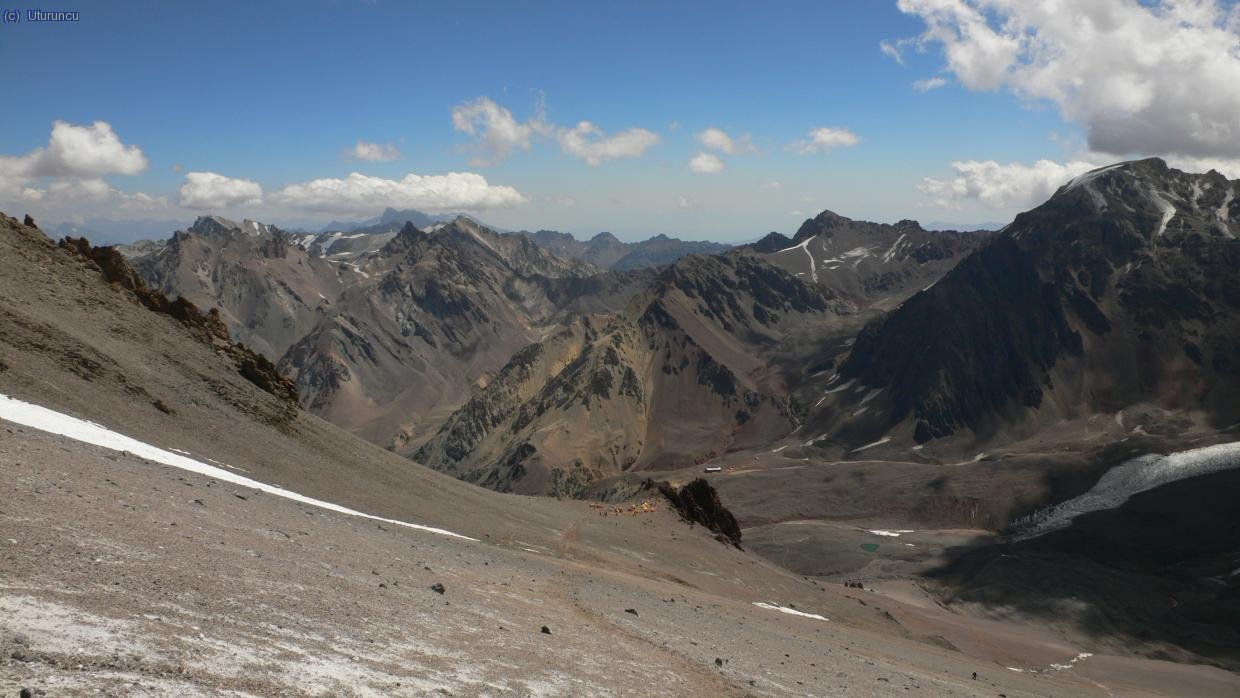 Campamento Canad&aacute; (4900m), intermedio y Cerros Bonete (5000m, centro derecha) y Catedral (derecha)